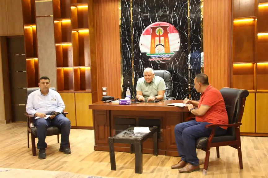 اجتماع محافظ الوادى الجديد مع رؤساء قري مركز بلاط