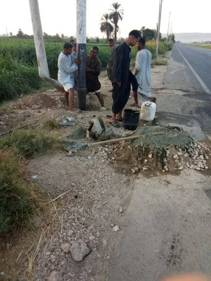 حفاظا على الأرواح.. تدخل عاجل لإصلاح عمود كهرباء مائل على الطريق السريع بإسنا  جنوب الأقصر