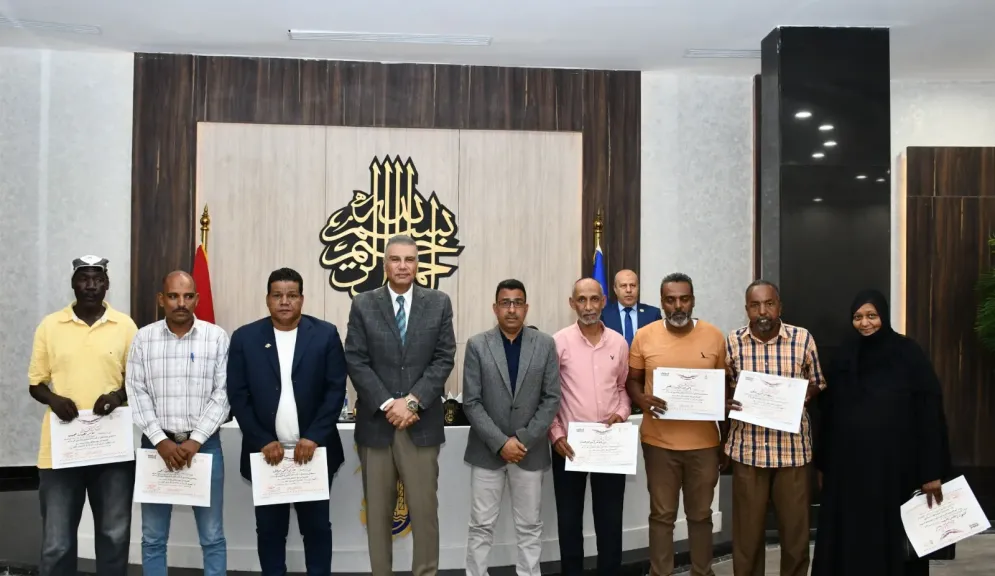 محافظ أسوان يكرم موظفى الإيرادات