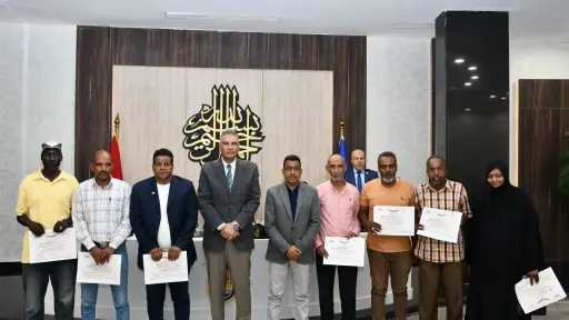 محافظ أسوان يكرم موظفى الإيرادات...