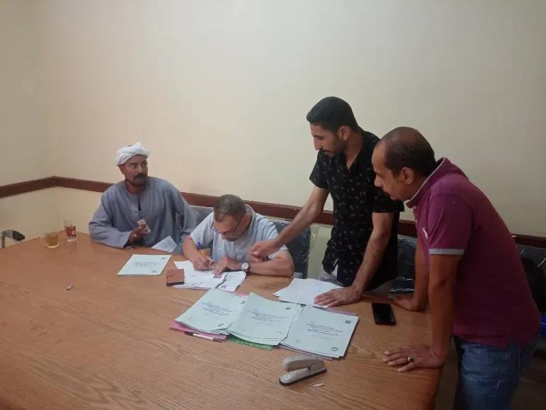 توقيع العقود