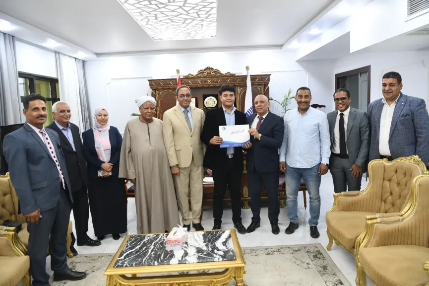 محافظ قنا يسلم عقود العمل