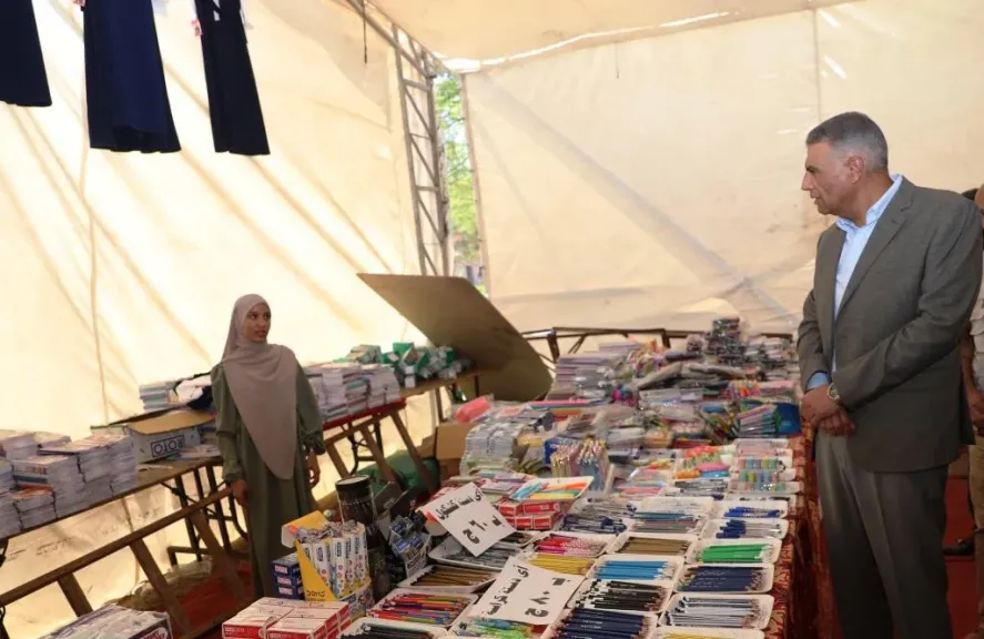 محافظ أسوان يفتتح معرض ” أهلاً مدارس ”