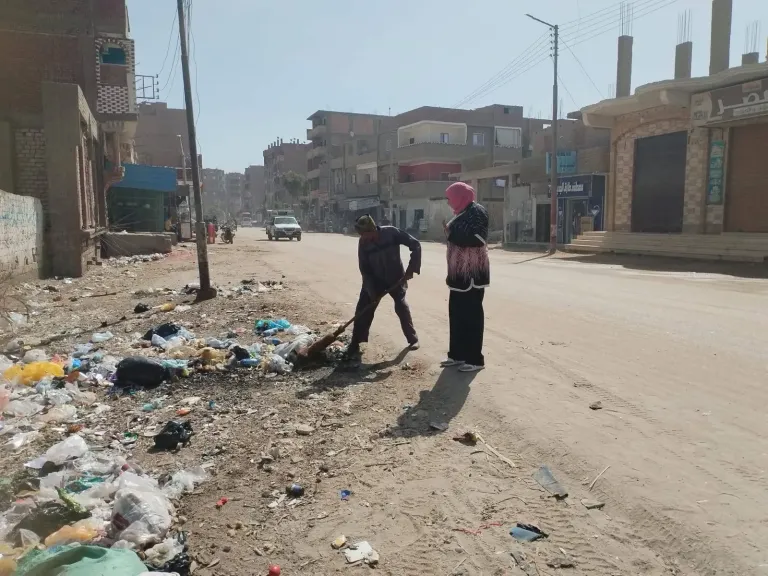 رئيس القرية تتابع أعمال النظافة