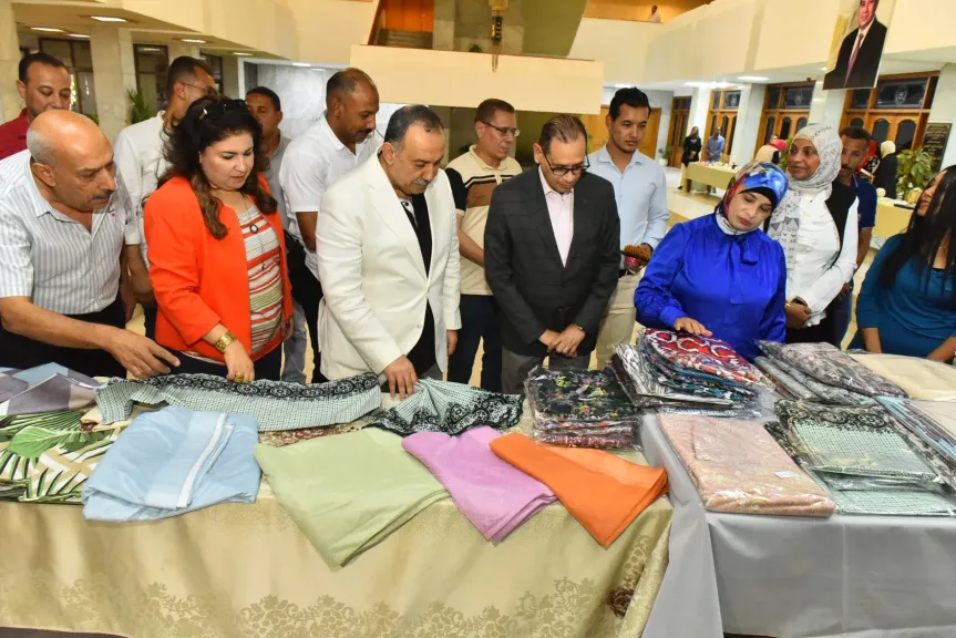 محافظ أسيوط يتفقد معرض ”بأيدينا نصنع”
