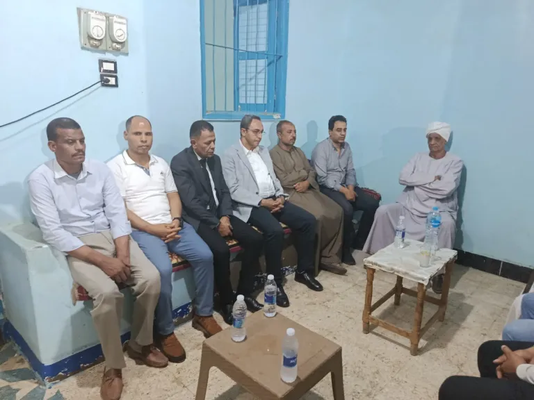 محافظ قنا يقدم واجب العزاء