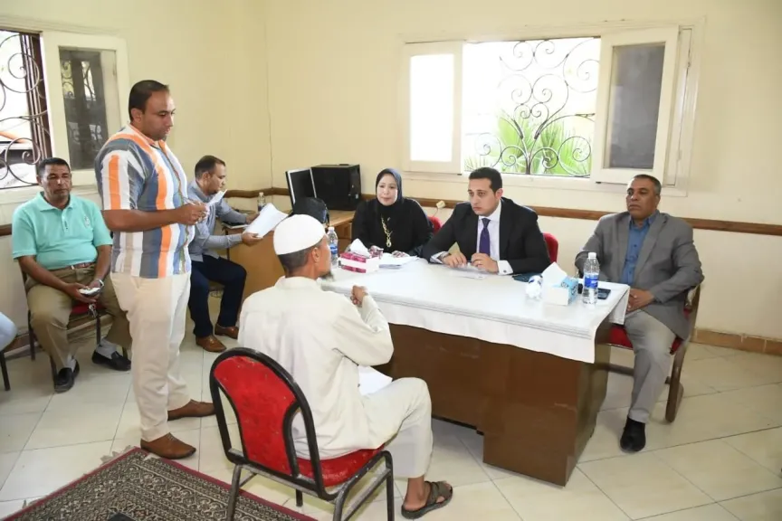 نائب محافظ الفيوم يبحث شكاوي المواطنين