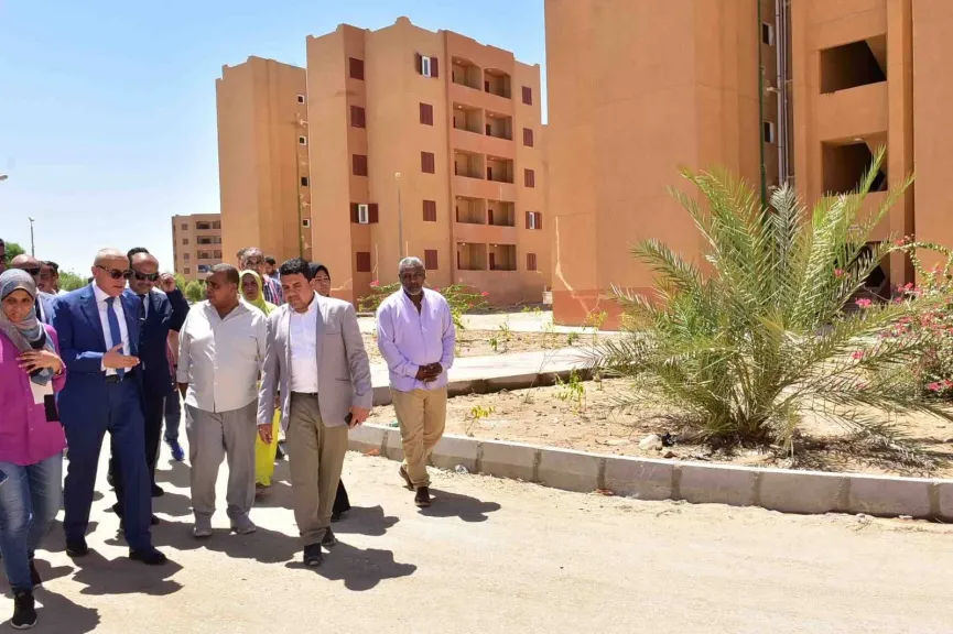 محافظ الأقصر يتفقد مشروعات الإسكان الاجتماعي بمدينة الطود