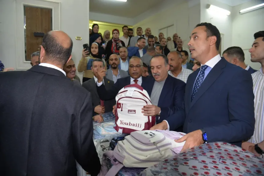 محافظ أسيوط يفتتح معرضًا للمستلزمات المدرسية المخفضة بنادي ”الواي”