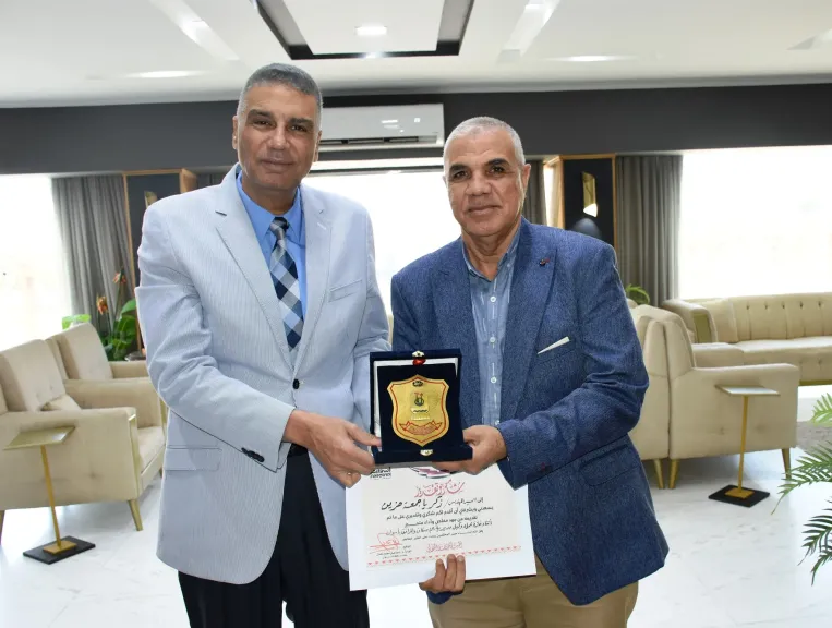محافظ أسوان يكرم وكيل مديرية الإسكان