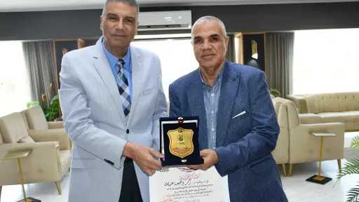 محافظ أسوان يكرم وكيل مديرية...