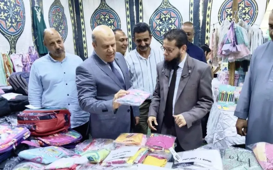 سكرتير عام أسوان يفتتح معرض ” أهلاً مدارس ” بإدفو