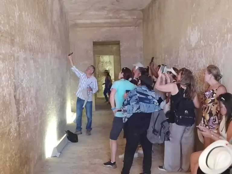 سياح أجانب