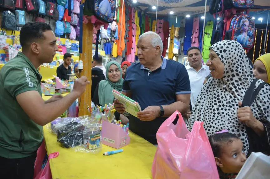 محافظ الوادي الجديد يتفقد معرض المستلزمات المدرسية بالخارجة