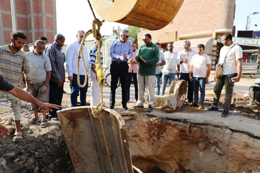محافظ أسوان في موقع الهبوط الأرضي