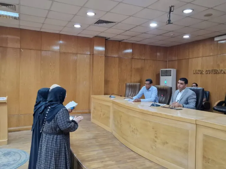 نائب محافظ الأقصر يبحث 70 طلبا للمواطنين