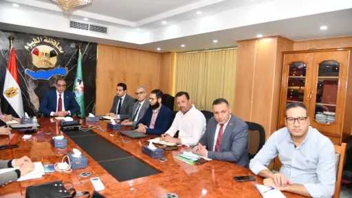 محافظ الفيوم يناقش خطة تنمية...