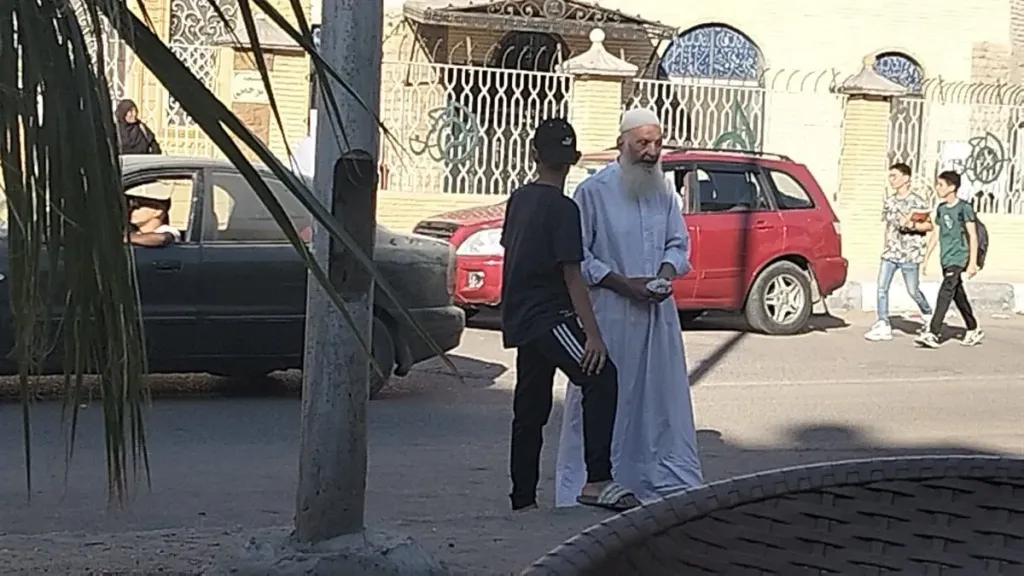 محمود والشيخ الكفيف
