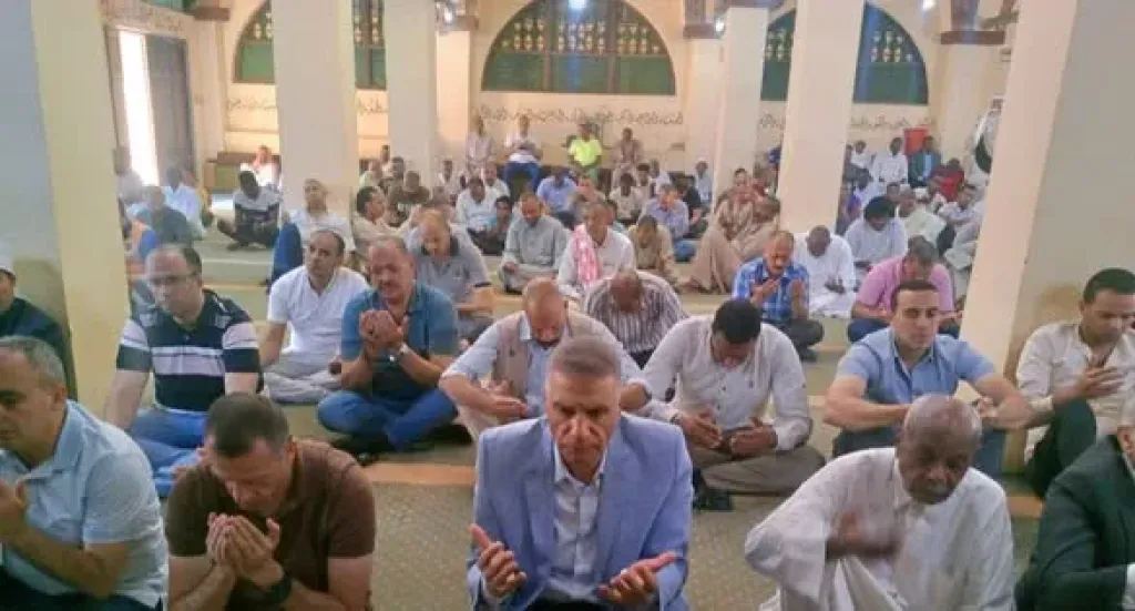 محافظ أسوان يؤدى صلاة الجمعة بمسجد عبد الرحمن بغرب سهيل