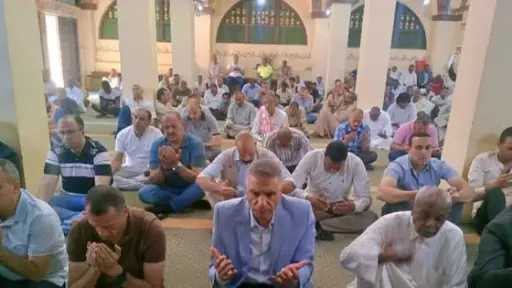 محافظ أسوان يؤدى صلاة الجمعة...