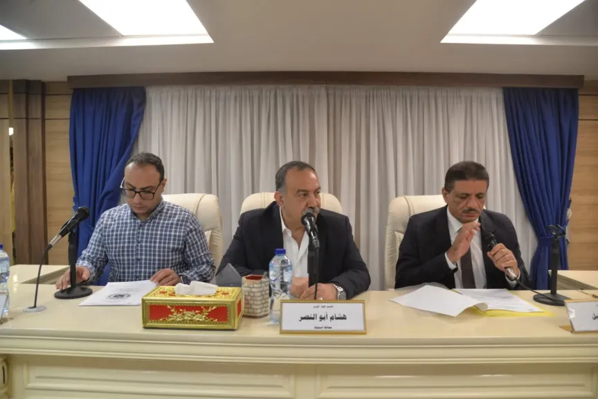 محافظ أسيوط خلال اجتماع المجلس التنفيذي