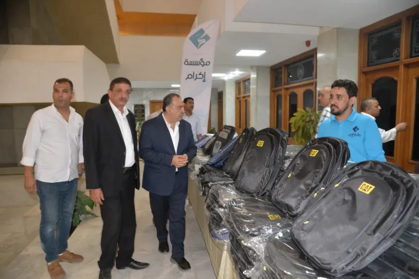 محافظ أسيوط يوزع 300 حقيبة مدرسية للأسر الأولى بالرعاية