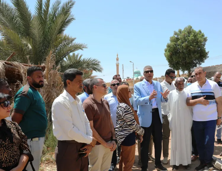 محافظ أسوان يتفقد مشروع الصرف الصحى بغرب سهيل