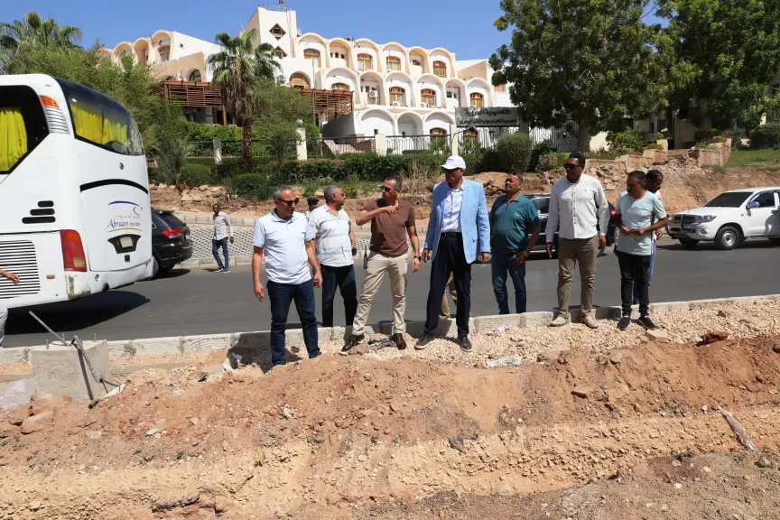 محافظ أسوان يتفقد أعمال تطوير وتوسعة طريق السادات