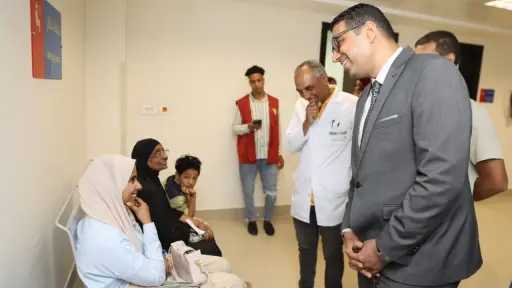 نائب محافظ الأقصر يزور أطفال...