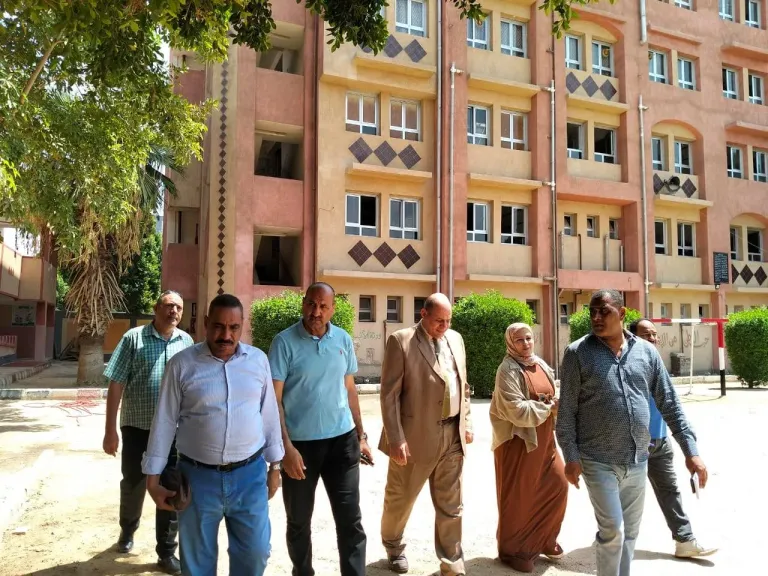 سكرتير عام قنا يتفقد جاهزية المدارس لاستقبال العام الدراسي الجديد
