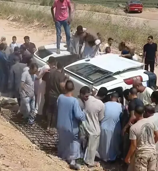 الأهالي ينقذون الركاب