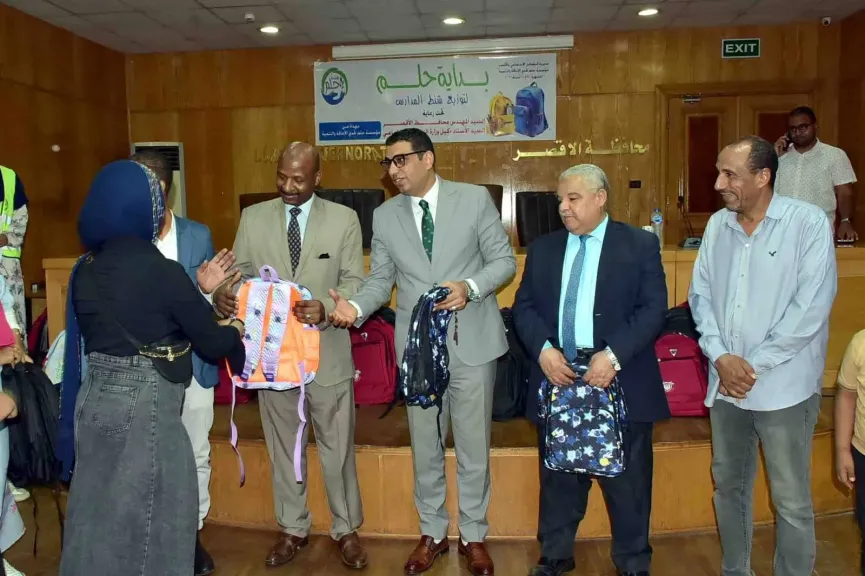 نائب محافظ الأقصر يسلم الحقائب