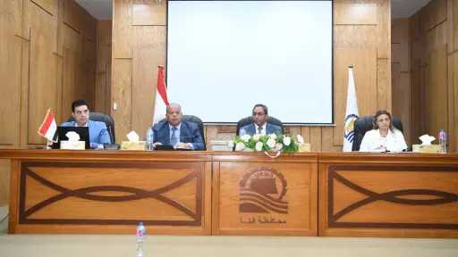 خلال اجتماع موسع.. محافظ قنا...