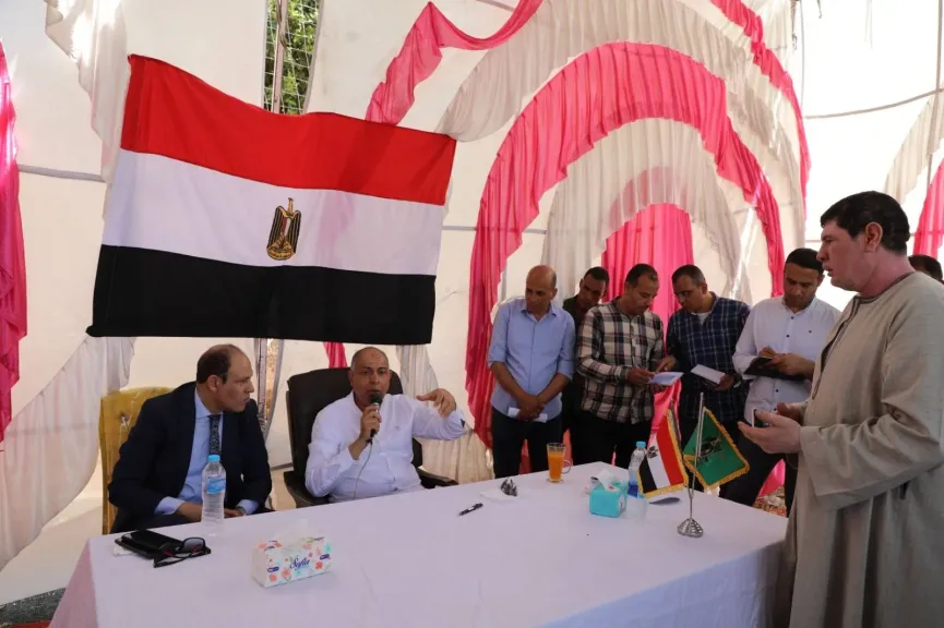 محافظ المنيا يستمع لمطالب الأهالي