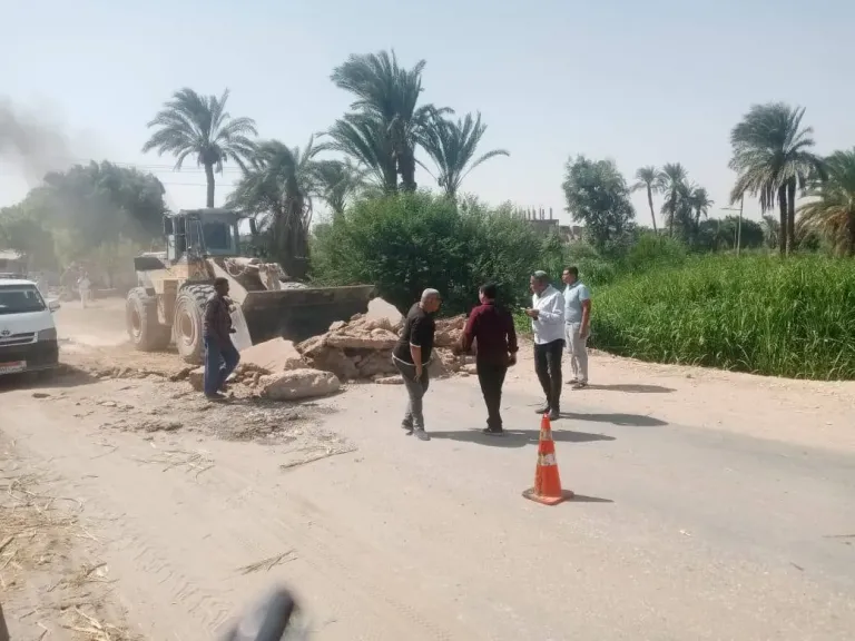 محافظ قنا يستجيب لأهالي نجع حمادي برصف طريق المفارق حتى كمين الرمل
