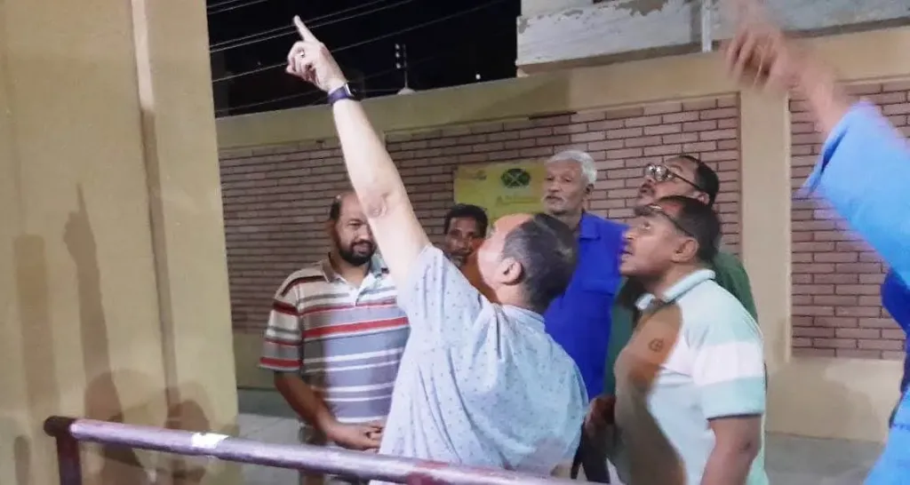 محافظ أسوان يقدم واجب العزاء لأسرة موظف بشركة المياه توفي بصعق كهربائي أثناء عمله