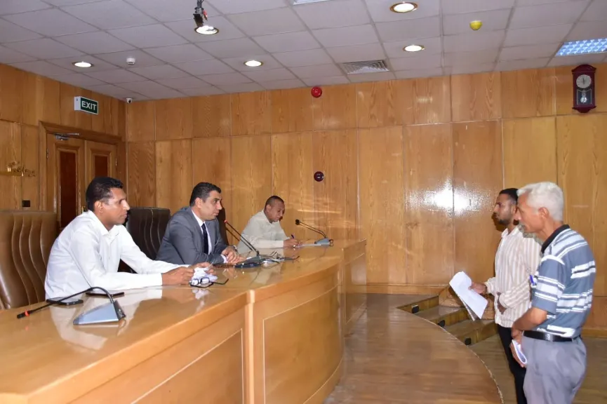 نائب محافظ الأقصر يبحث طلبات المواطنين