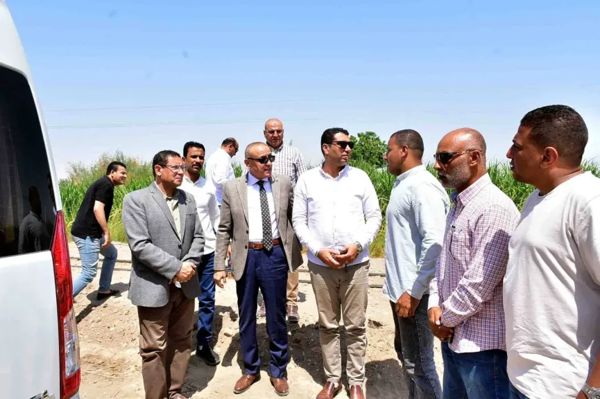 محافظ الأقصر يتفقد مشروعات الطرق الجارية بمركز أرمنت