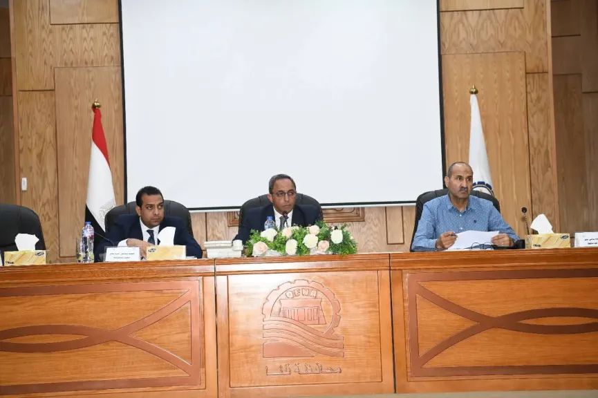 خلال اجتماع موسع .. محافظ قنا يوجه بسرعة إنهاء ملفات التقنين والتعامل بمرونة مع المواطنين غير القادرين