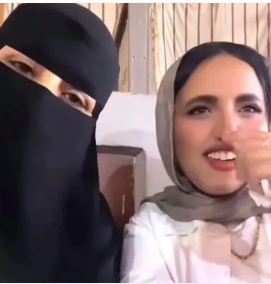 الأم والإبنة من مقطع الفيديو