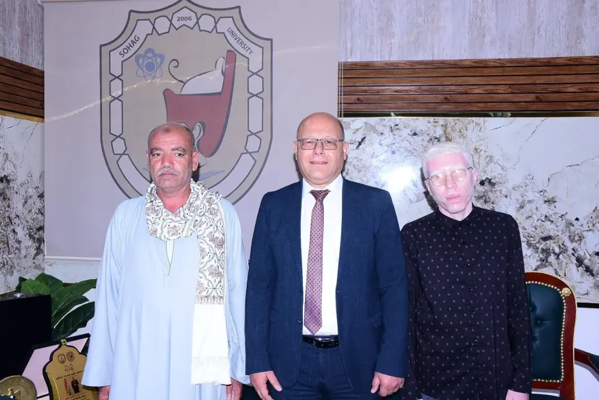 رئيس الجامعة مع يوسف خلف
