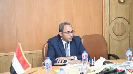 محافظ قنا يبحث مع المستثمرين...