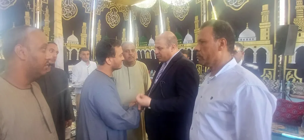 وكيل تعليم قنا يقدم العزاء