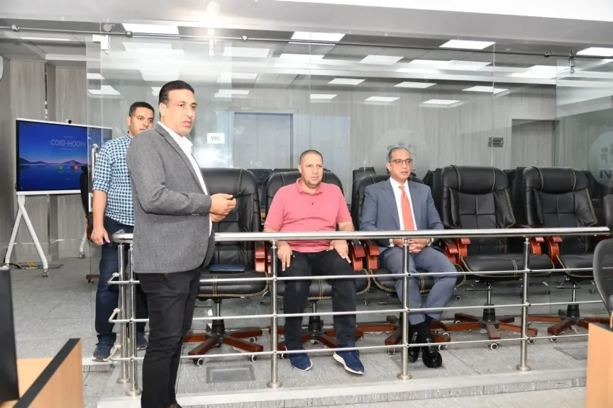 الأنصاري في مركز سيطرة الشبكة الوطنية للطوارئ