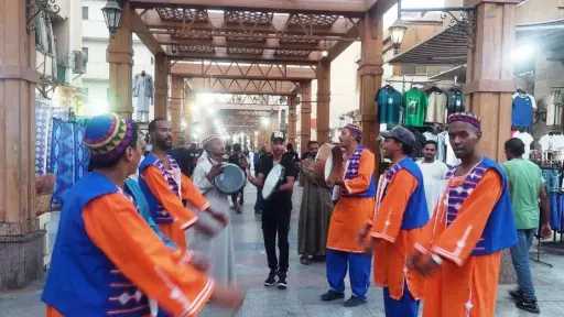 عروض فنية بالسوق السياحى وميدان...