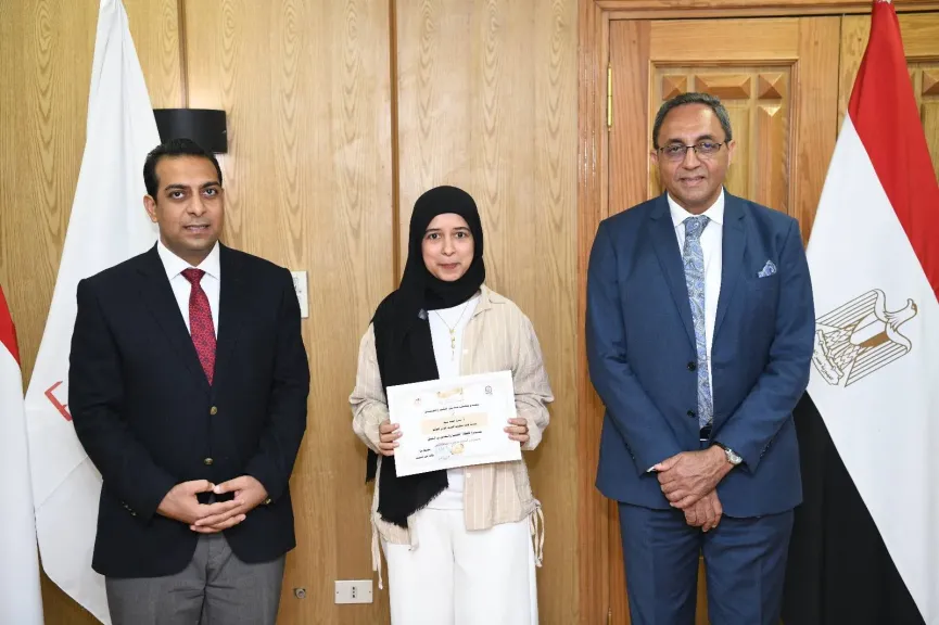 محافظ قنا يكرم المكلفين بأداء الخدمة العامة بالديوان العام