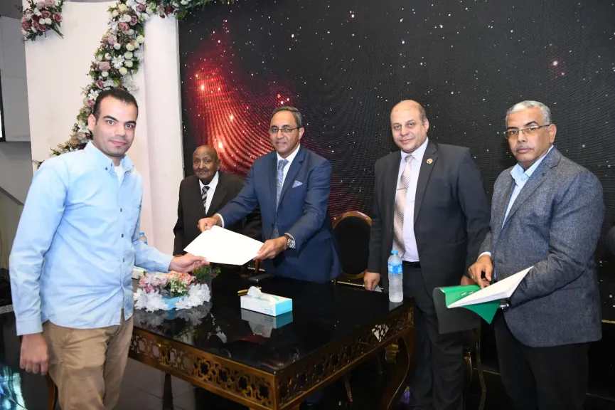 محافظ قنا يسلم عقود تعيين 733 معلماً مساعداً