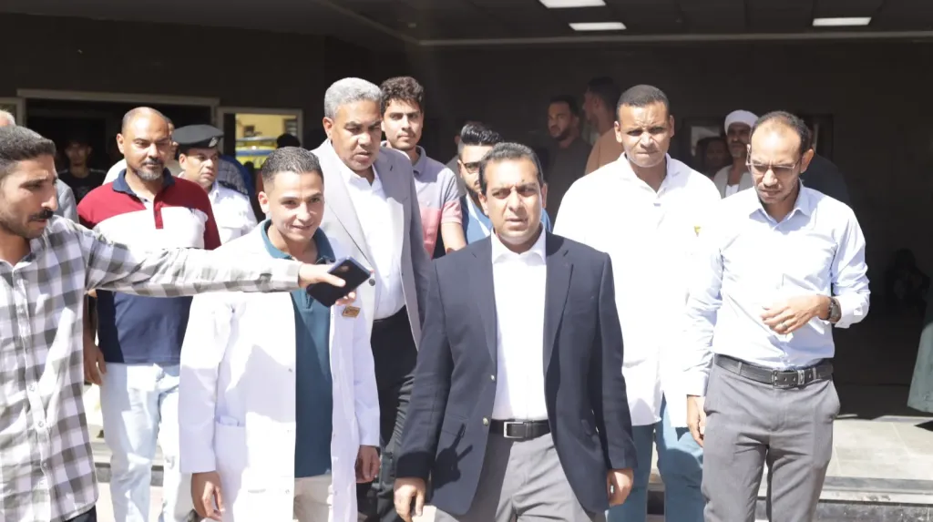 نائب محافظ قنا يزور المصابين