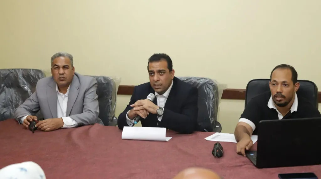 نائب محافظ قنا خلال اللقاء