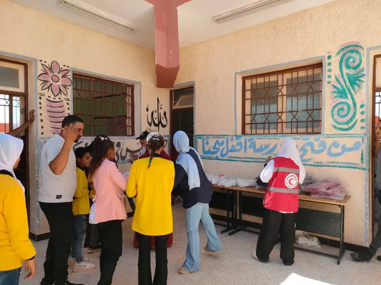 توزيع المستلزمات المدرسية